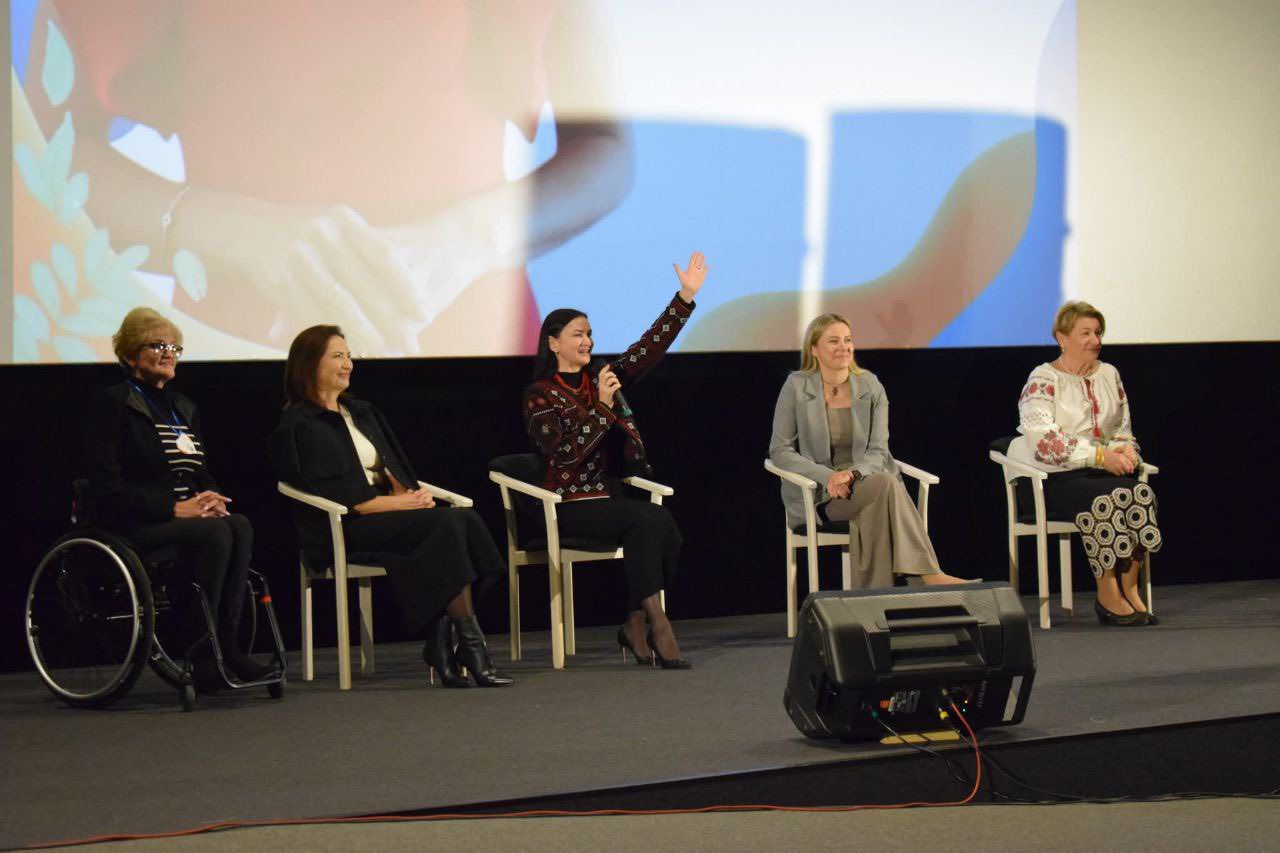 У Чернівцях відбувся жіночий форум «Жінки, які надихають: сила діяти заради майбутніх поколінь»